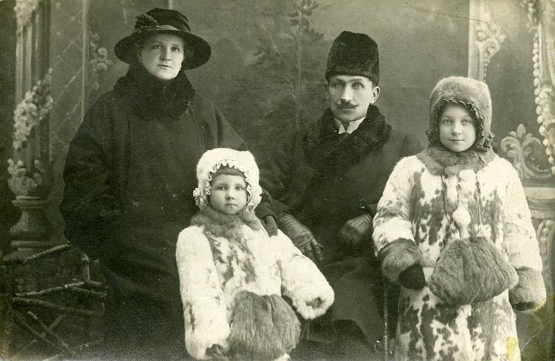 KKE 3801-3.jpg - od lewej: Henryk i Janina Mitarnowscy z córkami Halina i Alicja, Warszawa.